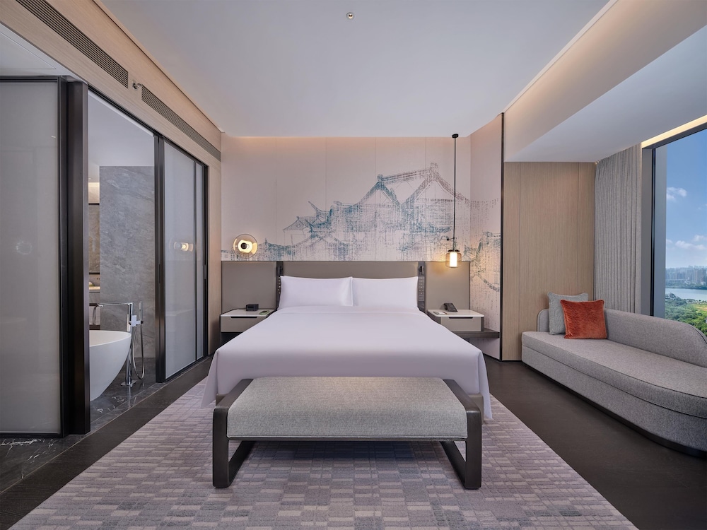 Executive Room, 1 King Bed (Deluxe)