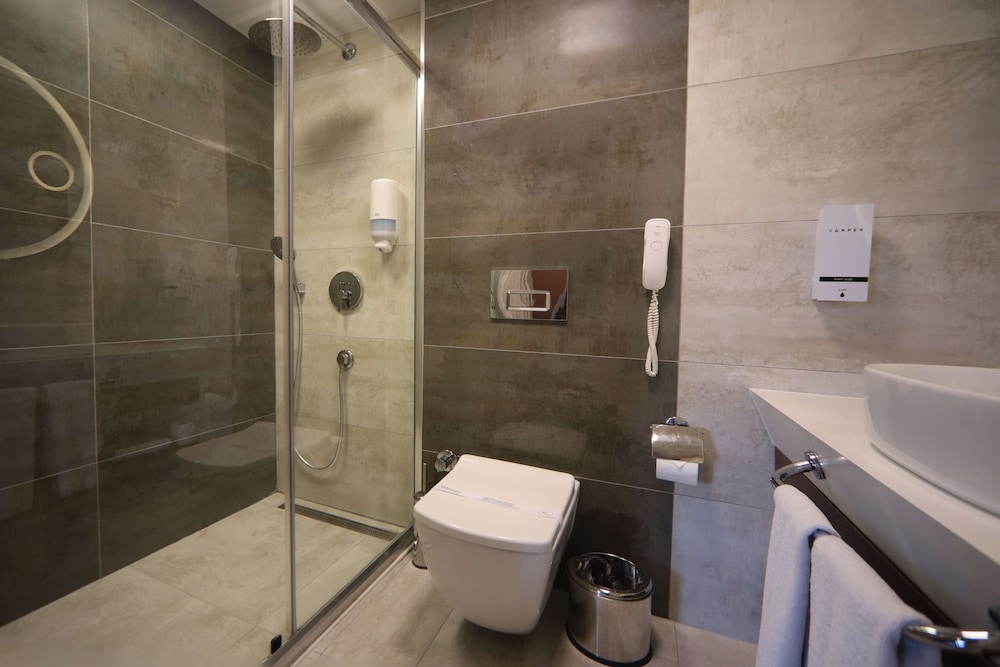 Deluxe Suite, 1 King Bed, Non Smoking, Microwave (with Single Sofabed) - Photo 11