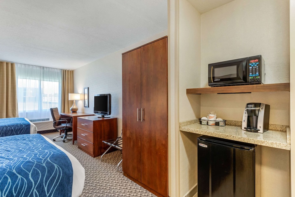 Standard Room, 2 Queen Beds, Non Smoking - Photo 2
