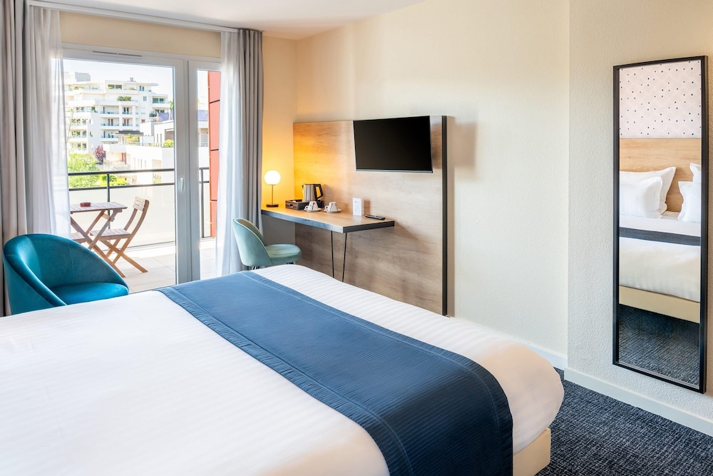 Standard Room, 1 King Bed, Non Smoking, Garden View - Photo 1