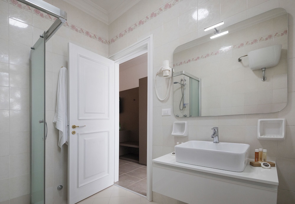 Standard Double Room Single Use - Photo 4