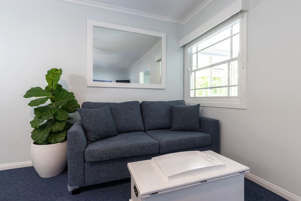 Suite, 1 Bedroom - Photo 2