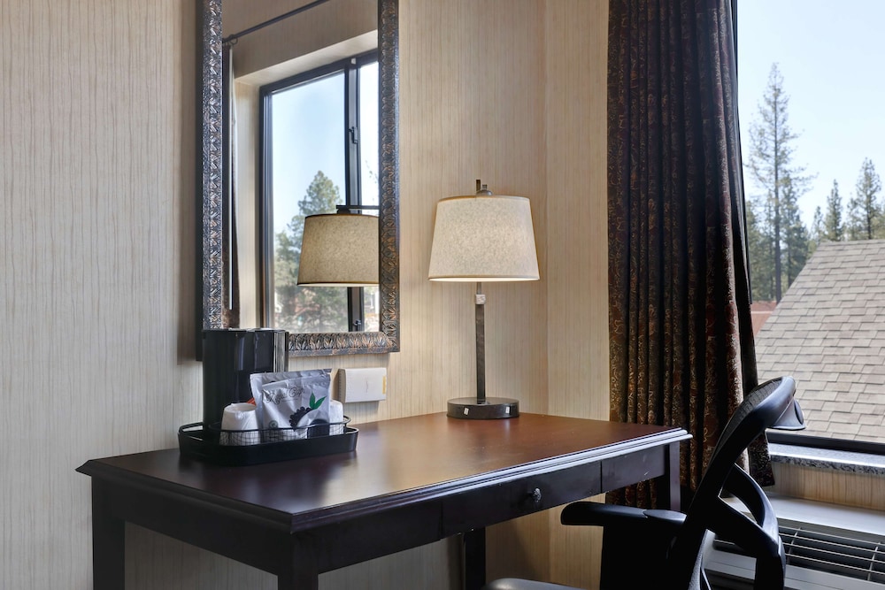 Suite, 1 King Bed, Accessible, Bathtub - Photo 3
