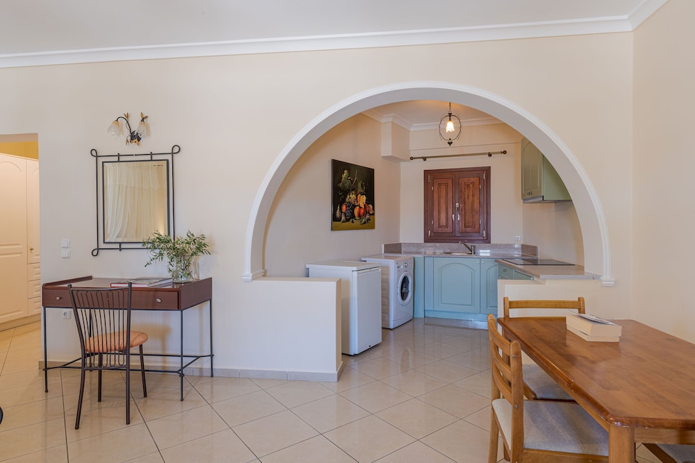Family Room - Photo 2