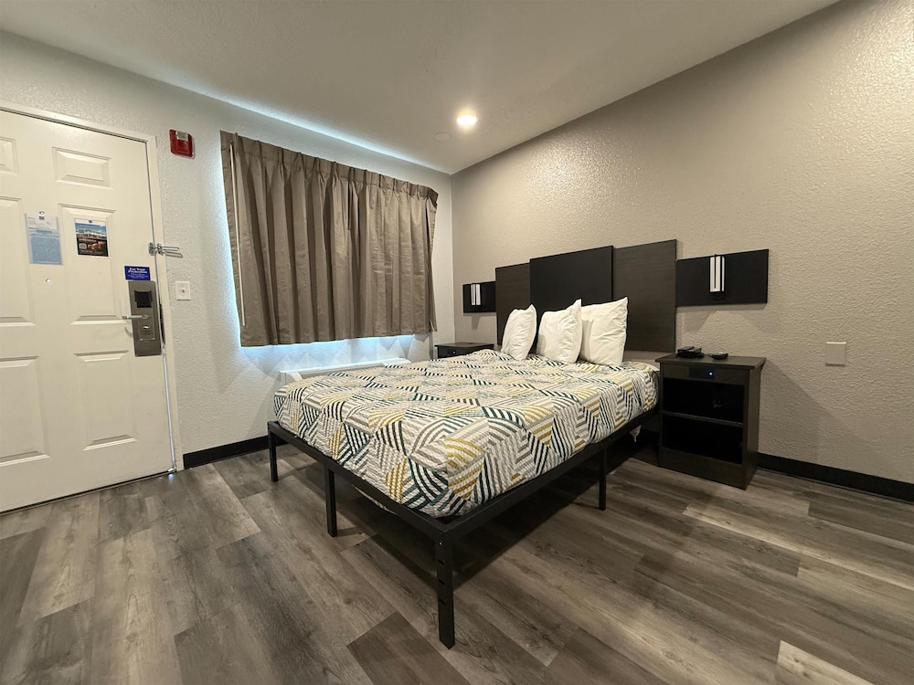 Deluxe Room, 1 Queen Bed, Accessible, Non Smoking photo 2