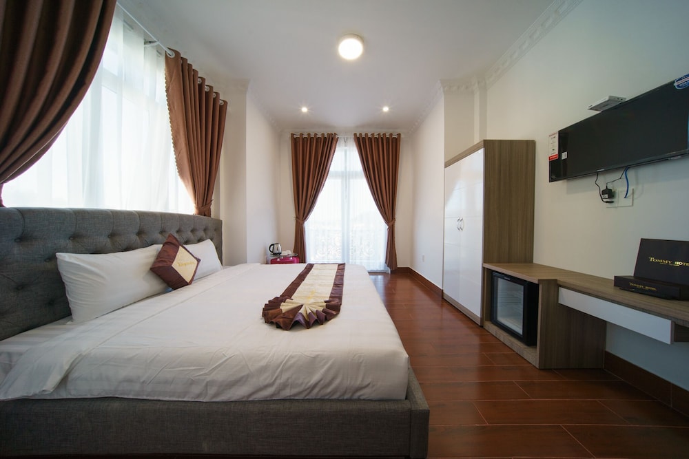 Deluxe Room with Balcony - Photo 2