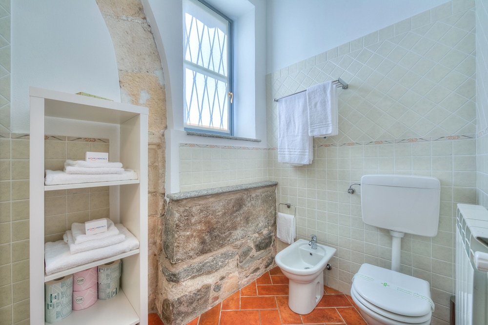 Honeymoon Apartment, Multiple Bedrooms, Lakeside (Volo Di Gabbiani Pied Dans L' Eau) photo 3