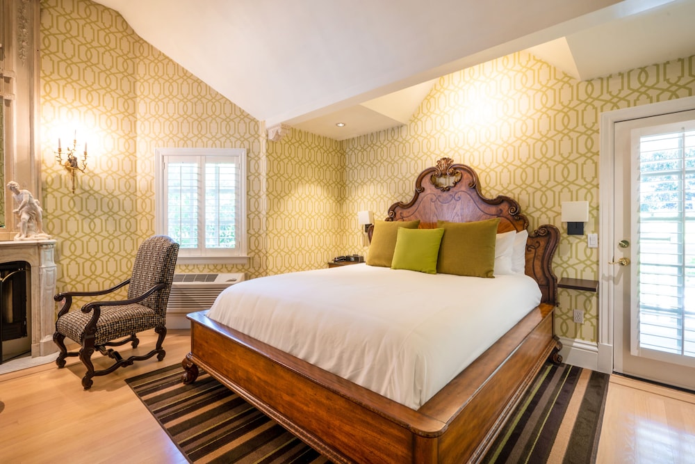 Signature Suite, 1 King Bed, Balcony - Photo 2