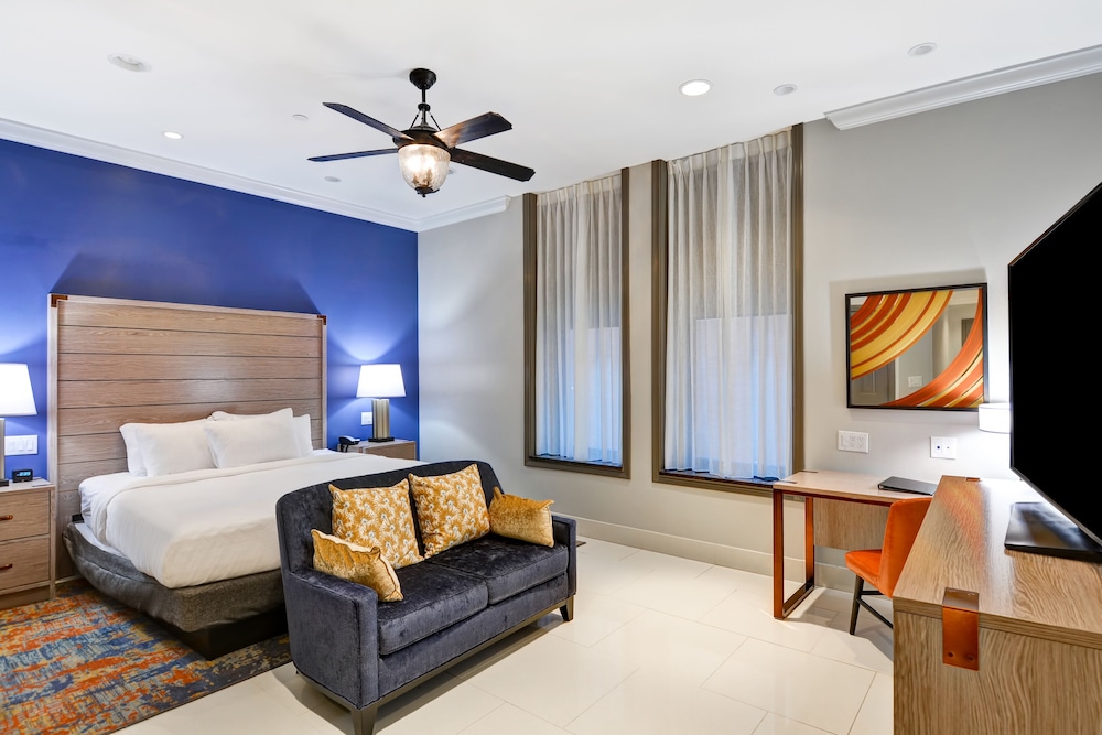 Room, 1 King Bed, Accessible (Roll-In Shower) - Photo 4