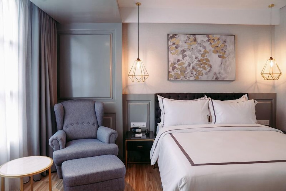 Deluxe Room, 1 Queen Bed - Photo 8