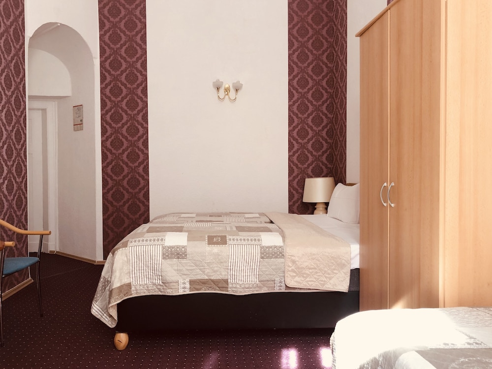 Basic Double room with Shared Toilet photo 3