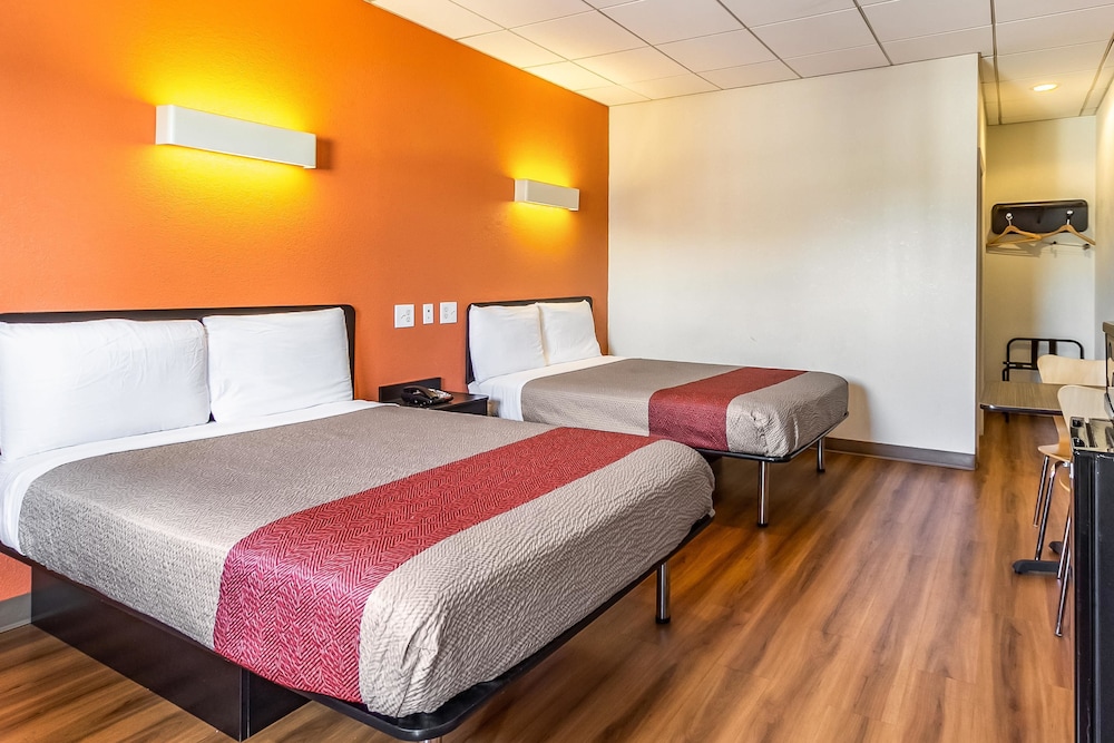 Standard Room, 2 Double Beds, Accessible, Non Smoking - Photo 1