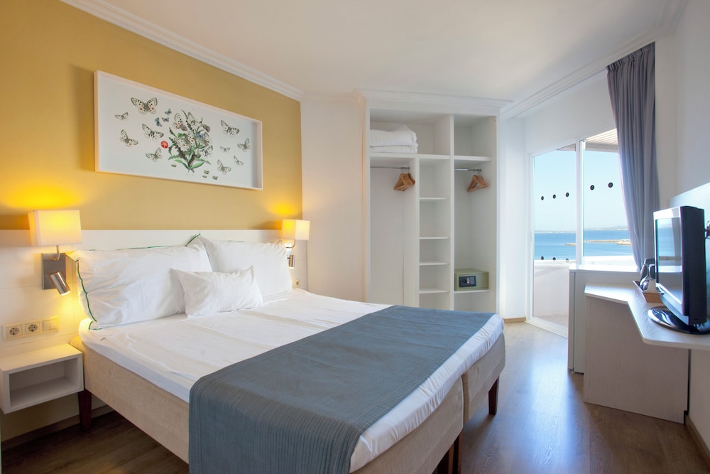 Double Room, Balcony, Sea View thumbnail 6