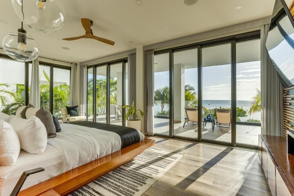 Majesty Villa Master Bedroom Suite (1 Room of 4), Balcony, Sea View, Shared Kitchen/Living Room