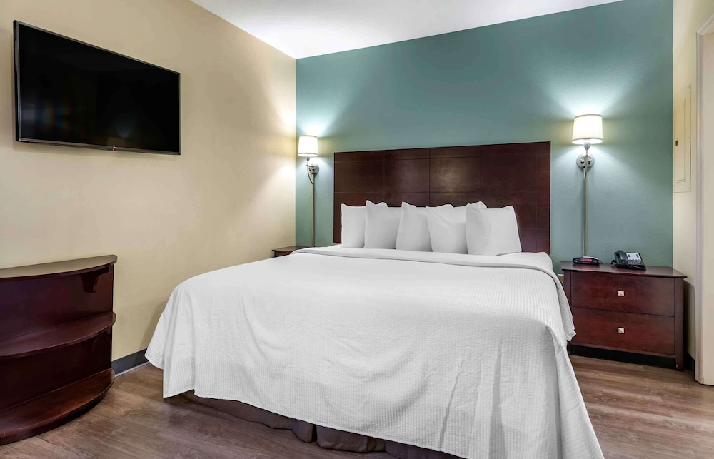 Deluxe Studio, 1 King Bed, Non Smoking, Refrigerator & Microwave - Photo 1