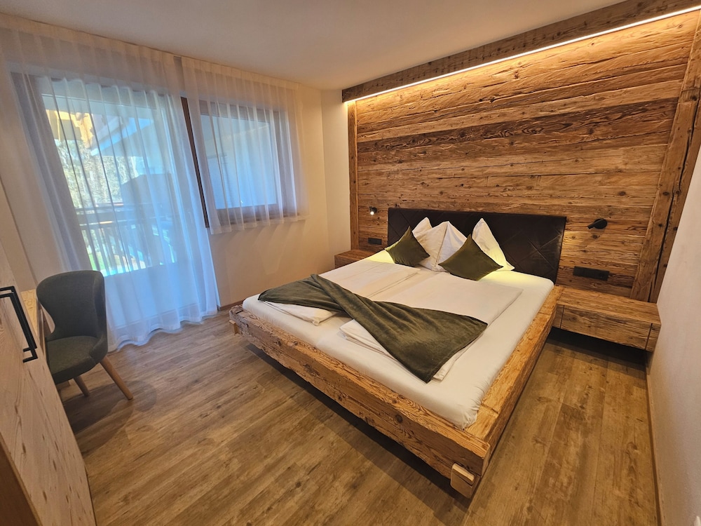 Exclusive Suite, 2 Bedrooms, Non Smoking, Mountain View