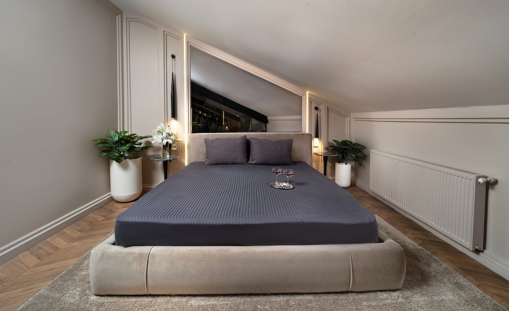 Executive Terrace Suite with Fireplace - Spa Bath - Private Lounge Access