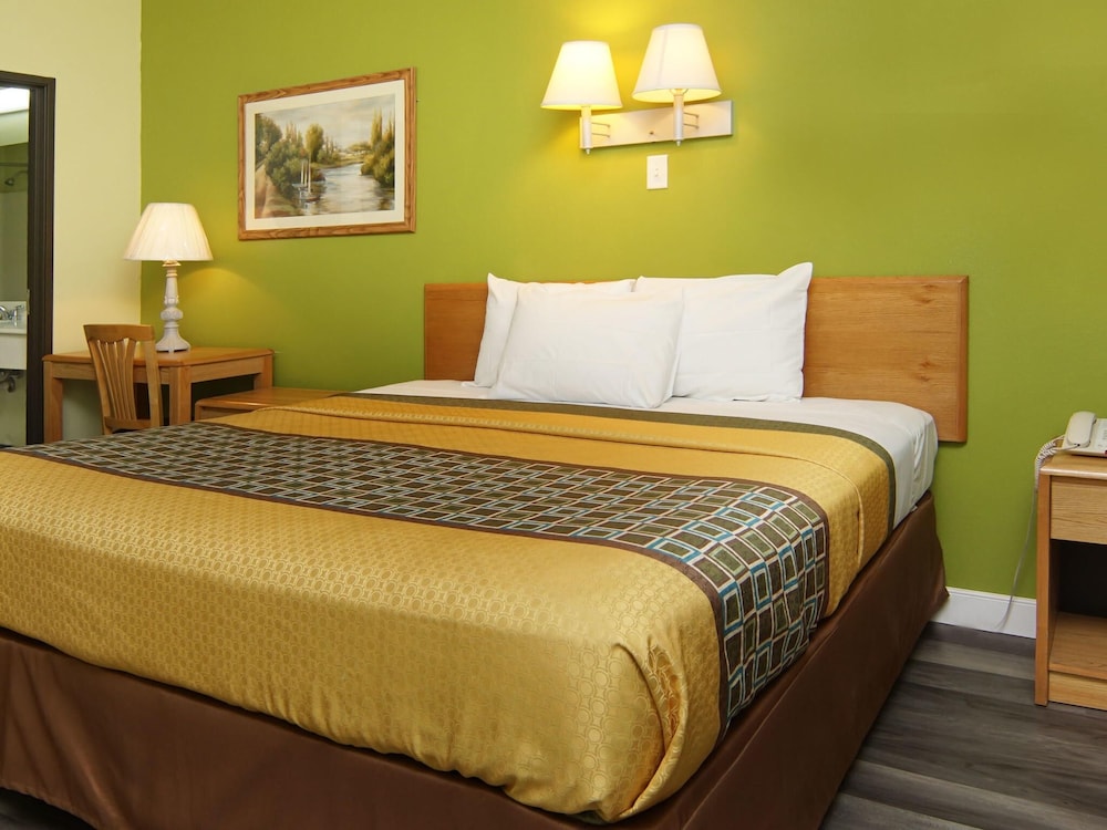 Classic Suite, 1 King Bed photo 3