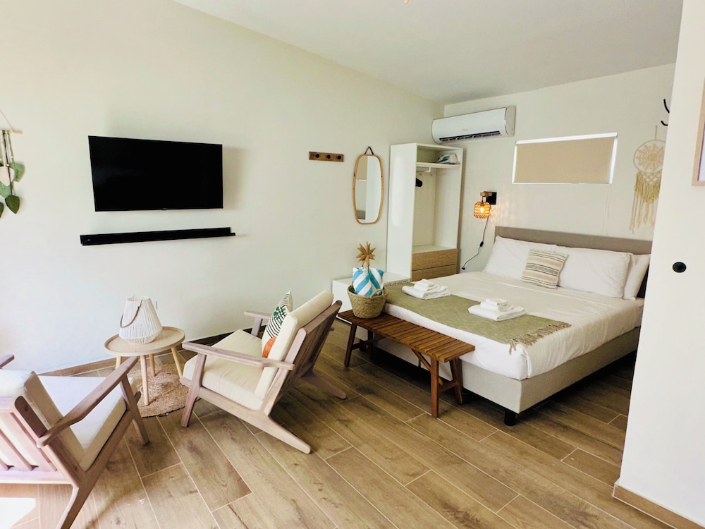 Deluxe Studio Suite, Private Pool, Pool View photo 2