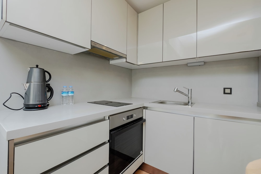Basic Condo, Balcony, City View photo 2
