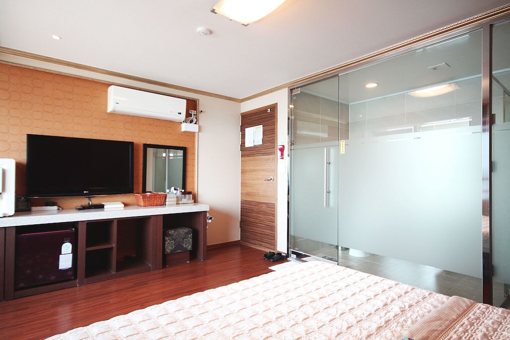 Room (Family room) - Photo 1