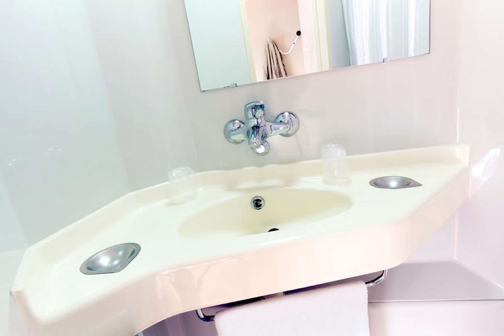 Standard Room, 3 Twin Beds - Photo 7