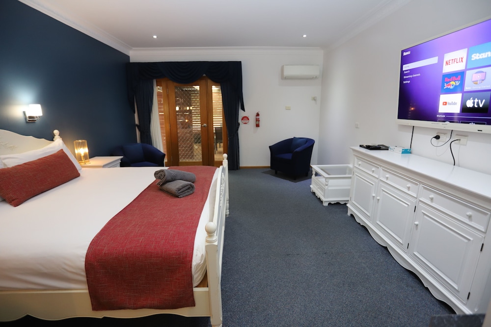 Honeymoon Suite, 1 King Bed (Not Pet Friendly) photo 2