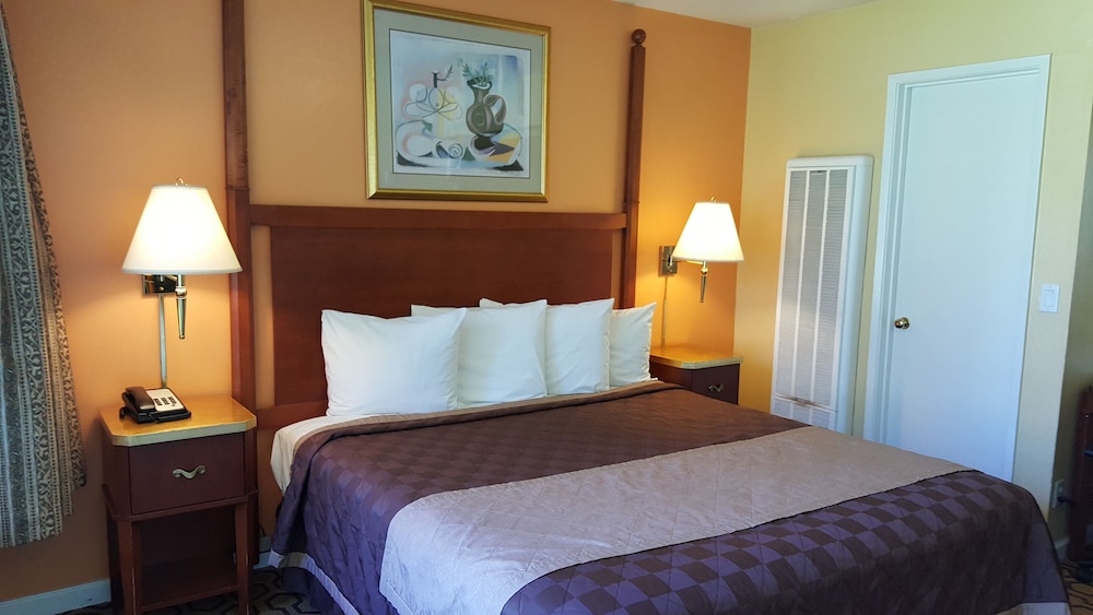 Deluxe King Room, 1 King Bed, Non Smoking - Photo 1
