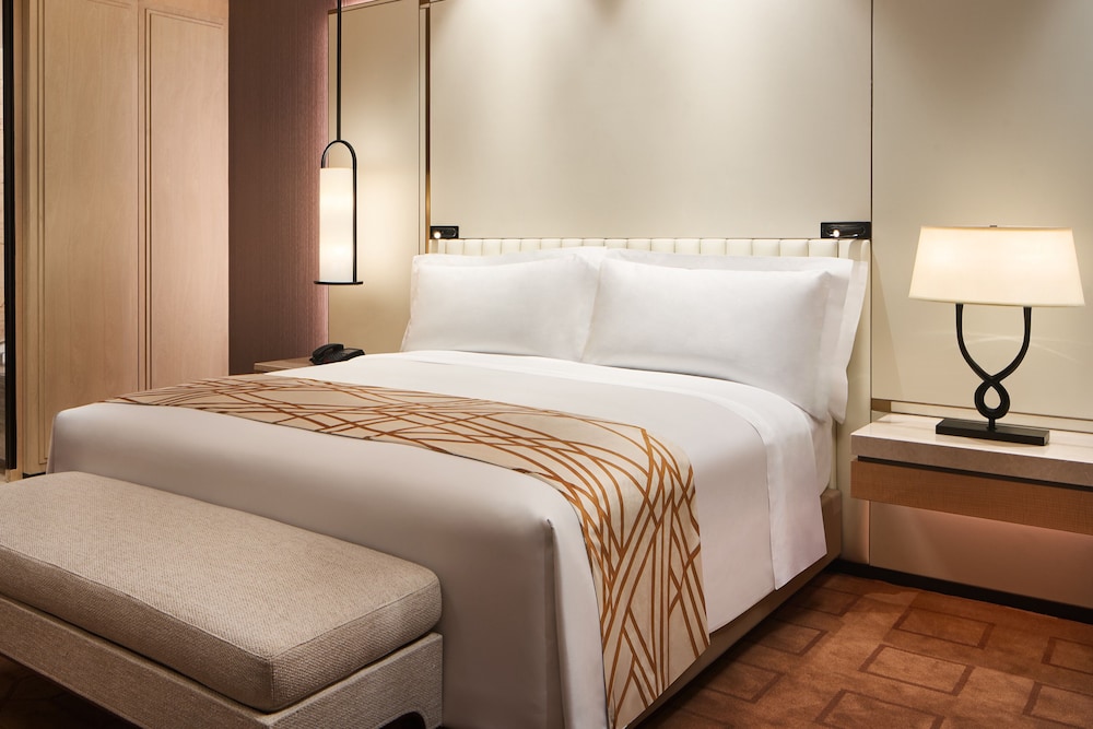 Suite, 1 King Bed (Conrad)