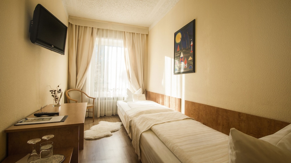 Classic Twin Room, 2 Twin Beds, City View (Lichtentaler Strasse 19) photo 3