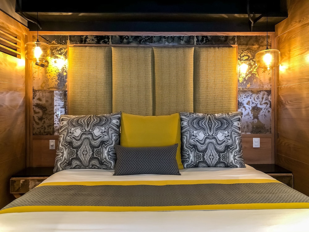 1 Bed 1 Bath Ocean Front Corner Suite