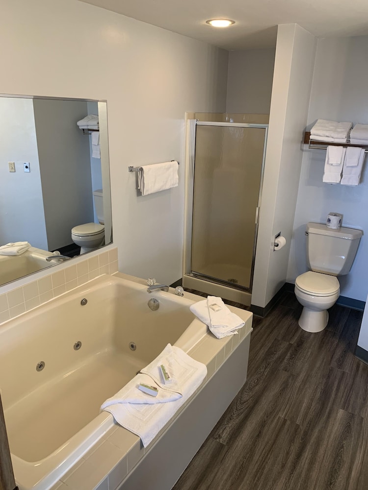 Signature Suite, Jetted Tub, Golf View photo 2