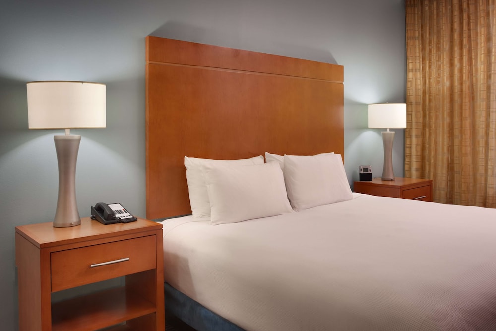 Room, 2 Bedrooms, Mobility Accessible - Photo 1