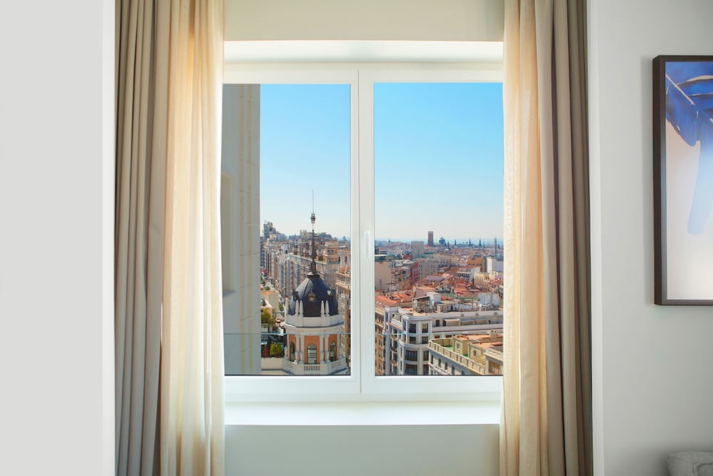 Deluxe Room, City View (King)