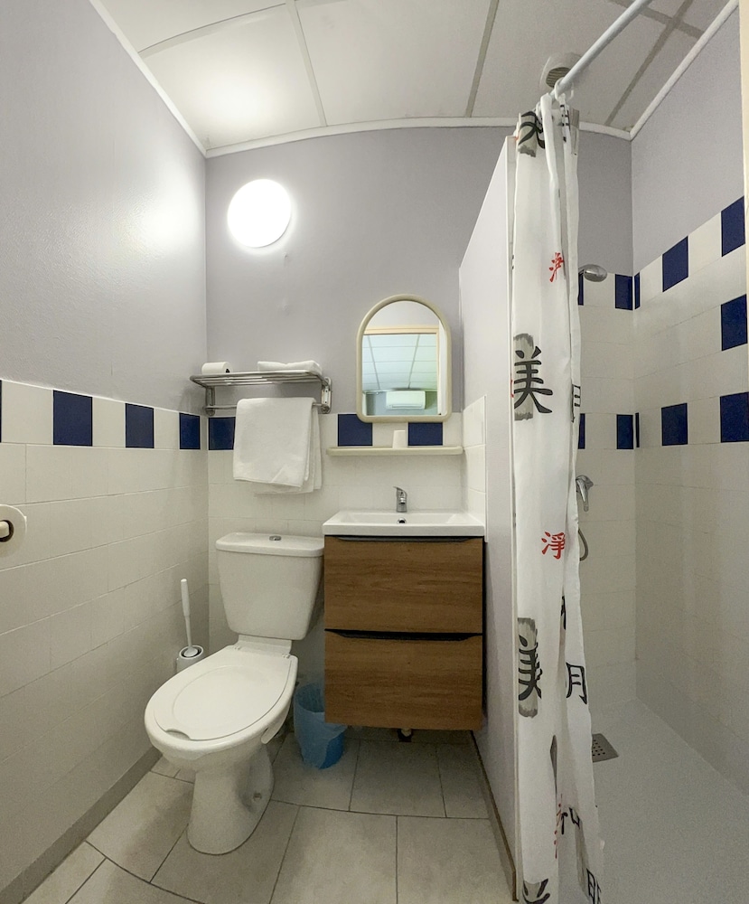 Basic Quadruple Room photo 2