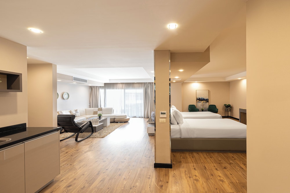 Luxury Suite, 2 Bedrooms, Pool View