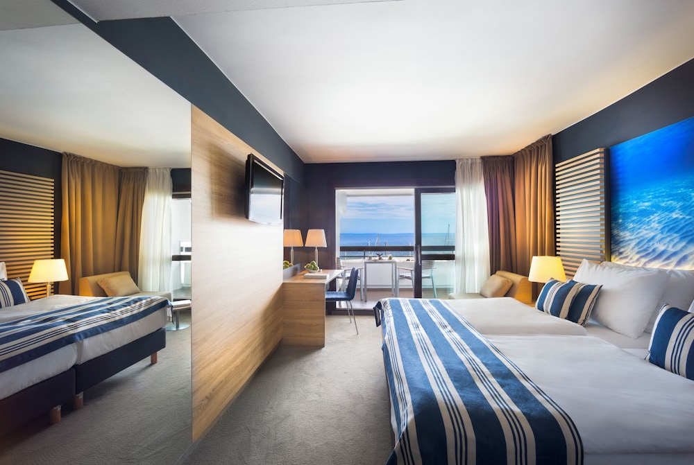 Superior Twin Room with additional bed, Sea View - Photo 2