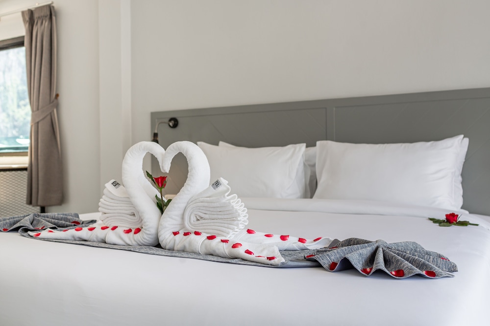 Deluxe Room, Bathtub - Photo 17