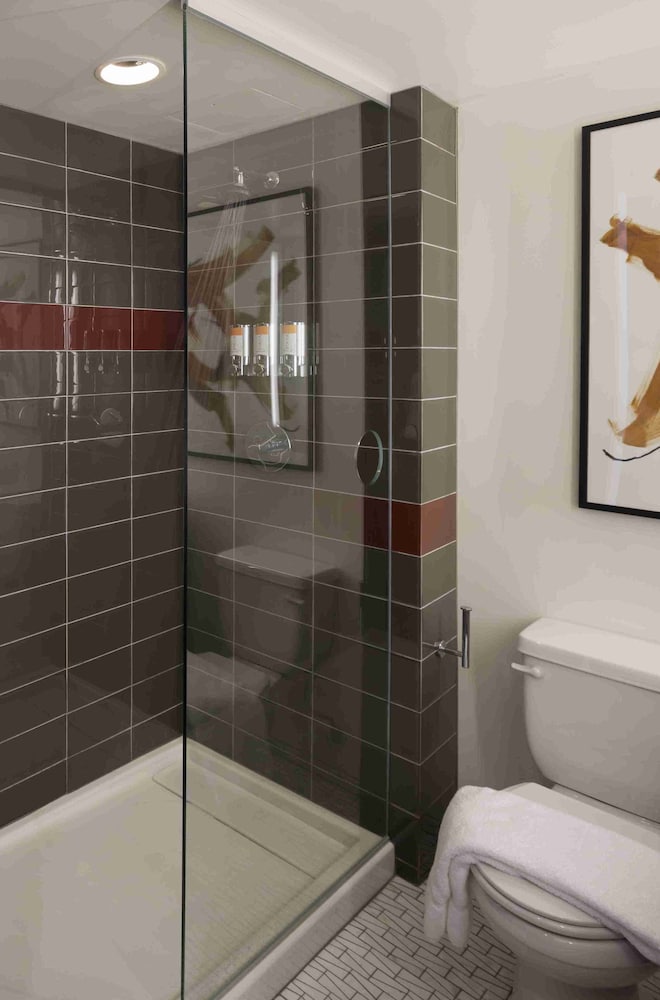 Standard Room, 1 King Bed, Non Smoking (Walk-in Shower) - Photo 6