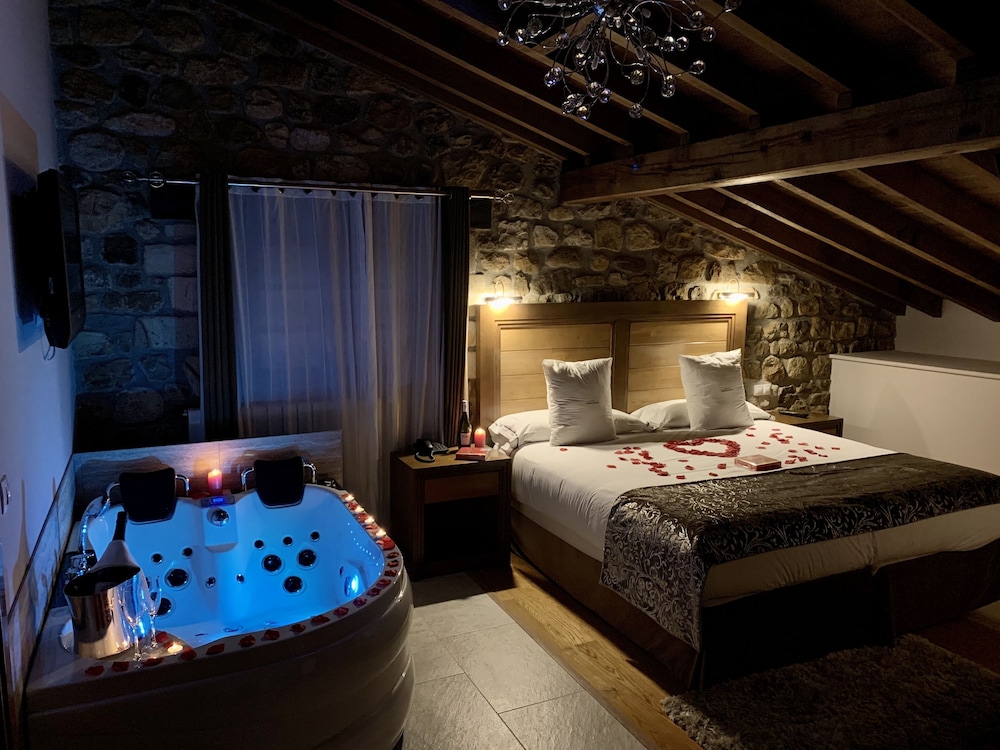 Suite, Accessible, Hot Tub photo 3