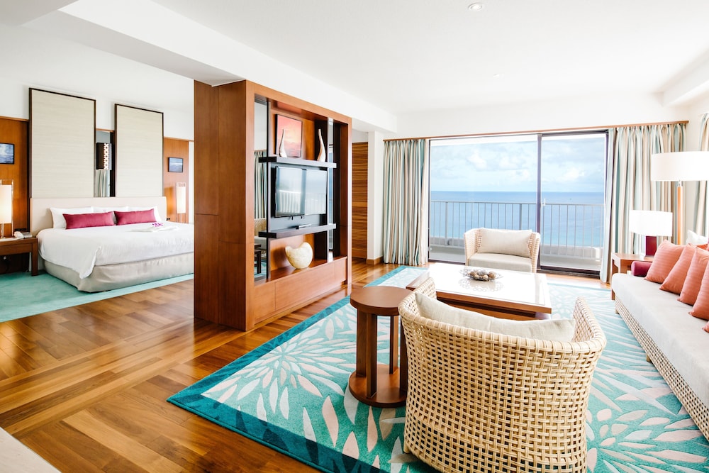 Ocean Front Premier Suite with Lounge access (Breakfast at Restaurant, includes child)