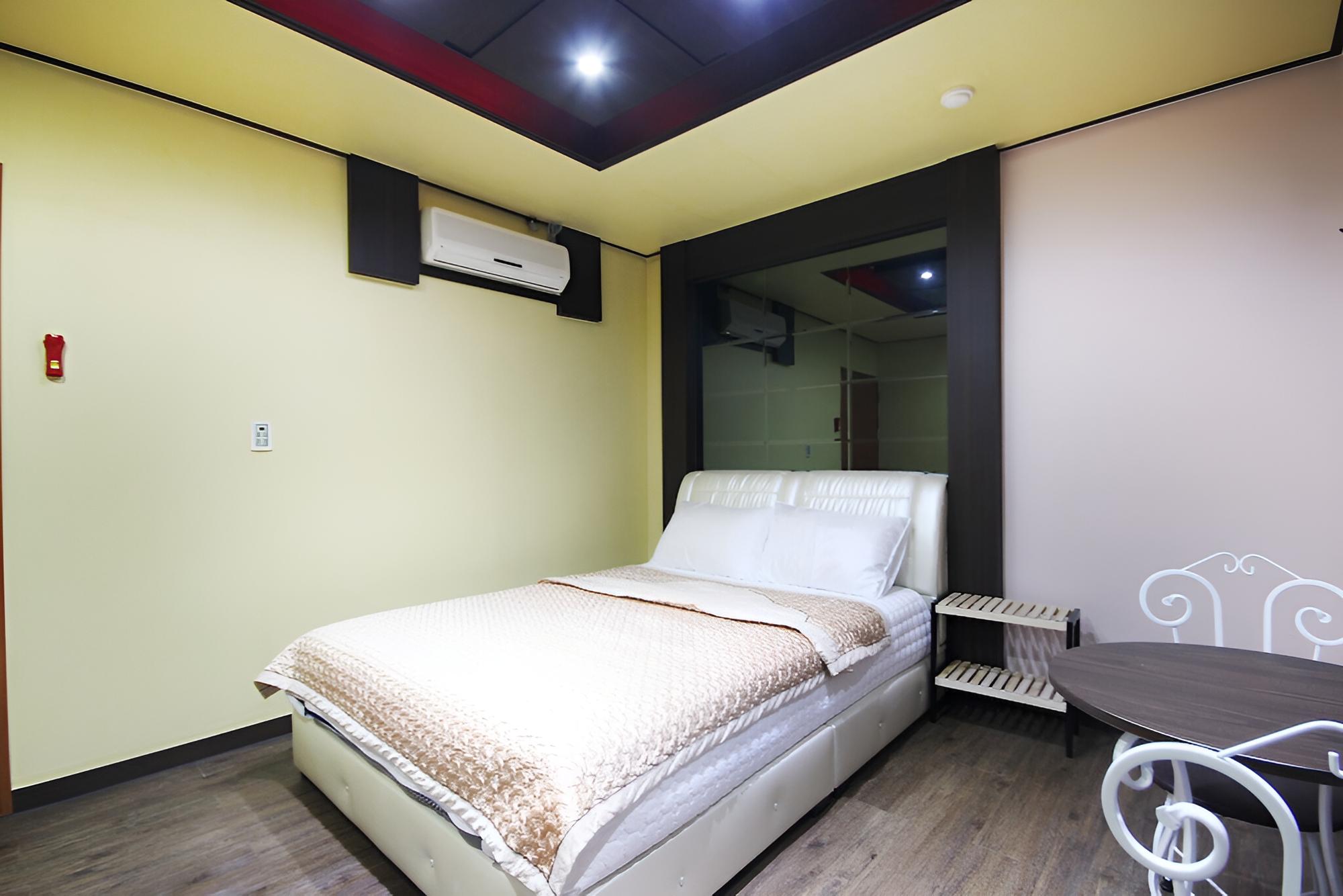 Room (Standard Room) - Photo 19