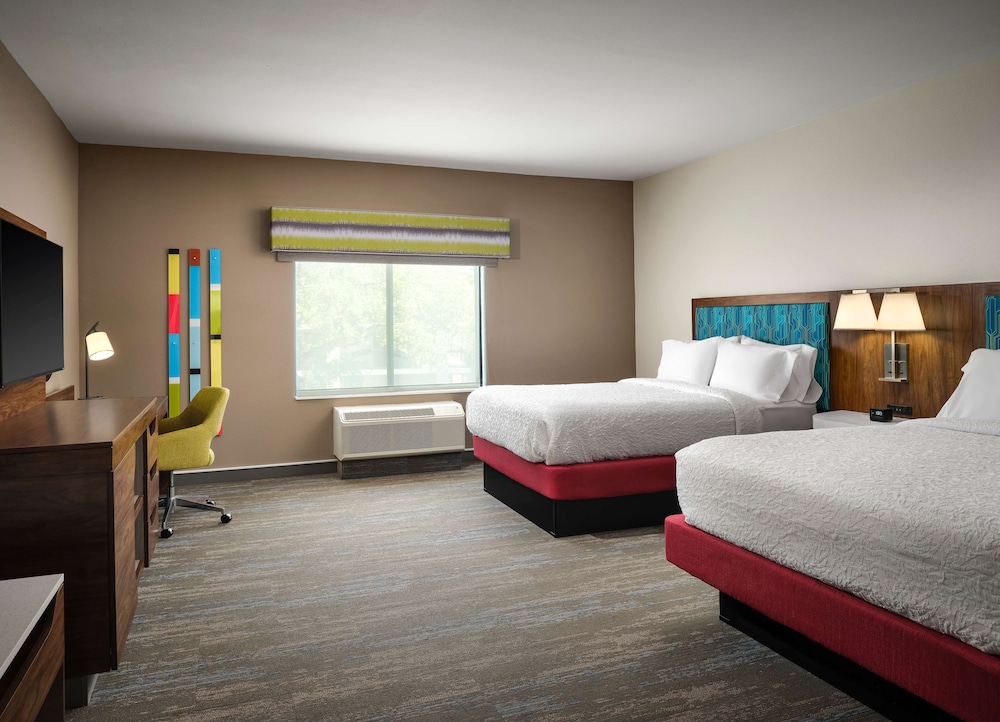 Room, 2 Queen Beds, Accessible, Bathtub photo 1