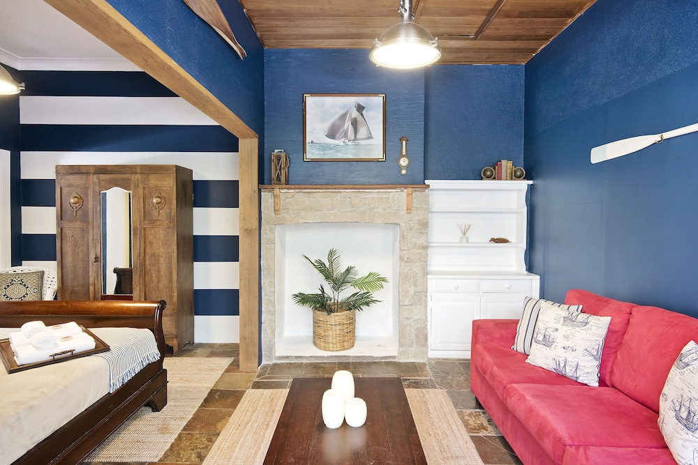Designer Family Apartment (Courtyard)
