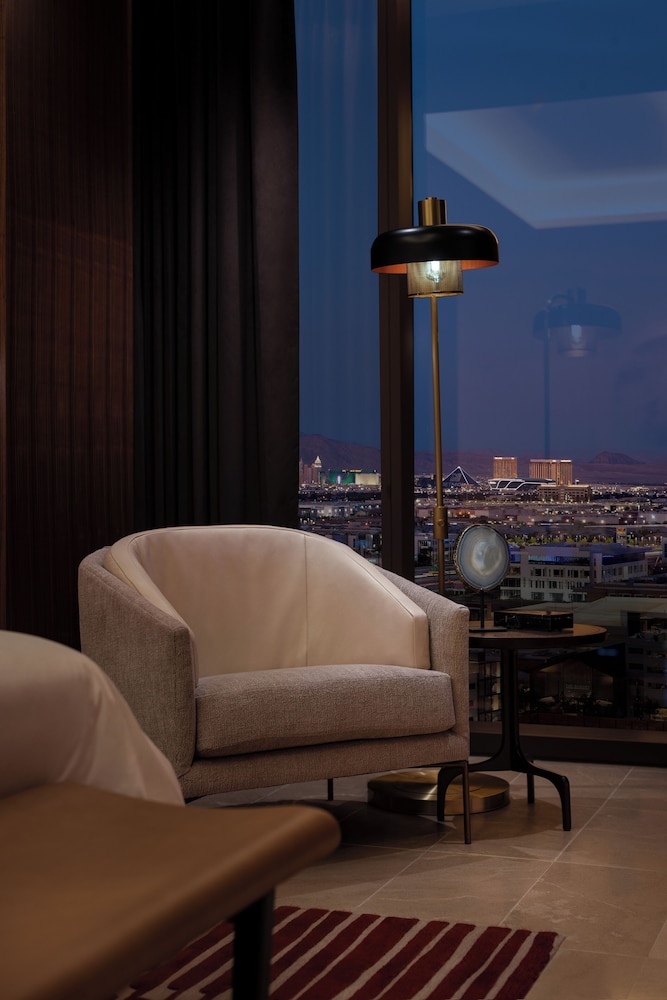 Executive King Suite - Strip View