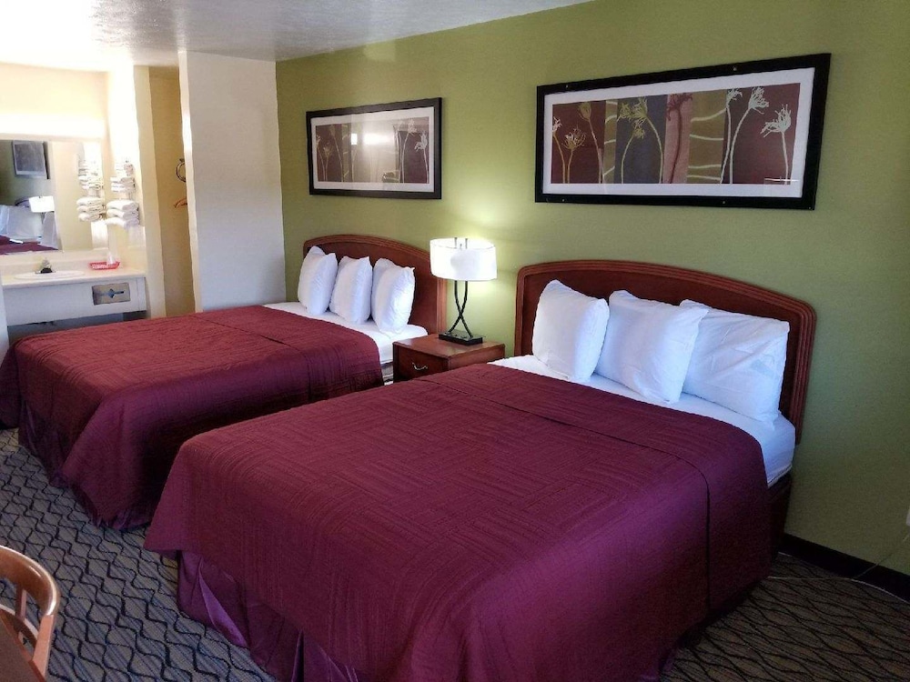 Standard Room, 2 Queen Beds photo 3