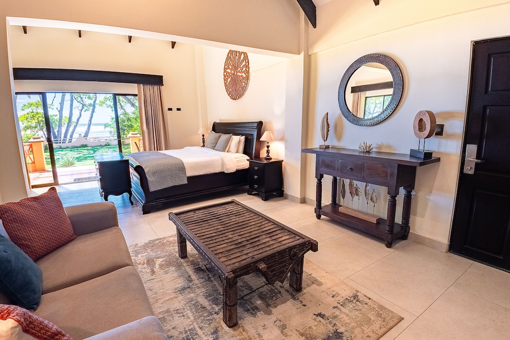 Deluxe Room, 1 King Bed photo 2