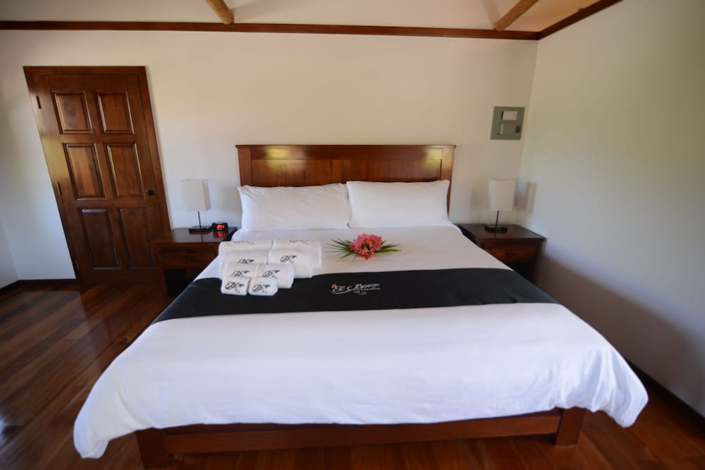 Deluxe Single Room, 1 King Bed, Pool View