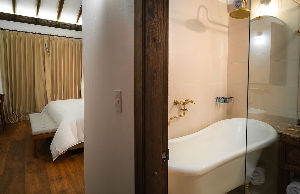 Standard Room, 1 King Bed - Photo 3