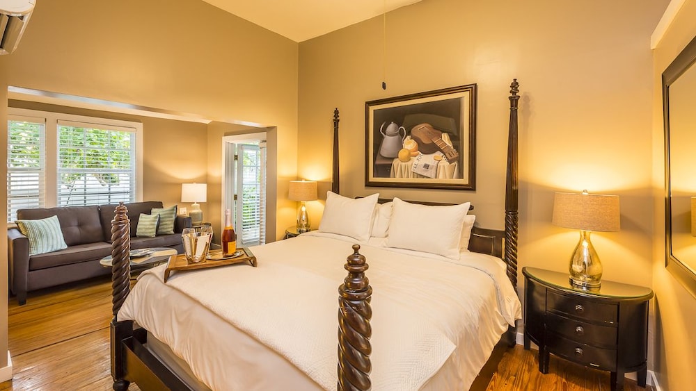 Deluxe Room, 1 King Bed photo 3